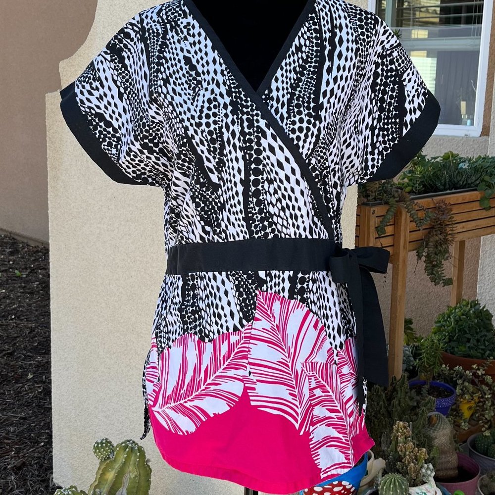 Los Angeles Rose Nurse's Top White With Black & Fuchsia Print Women Size Small